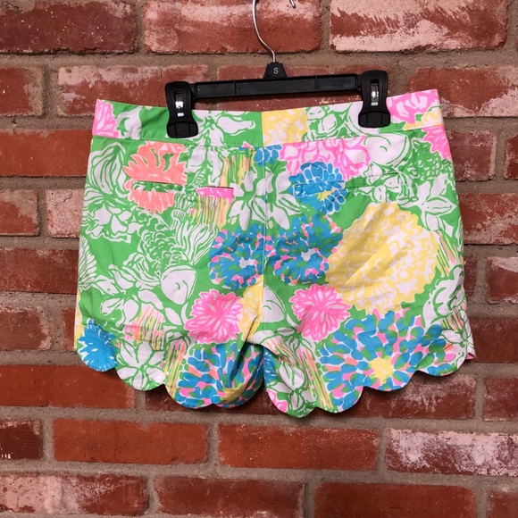 Lilly Pulitzer scalloped hem floral shorts (23) - Picture 2 of 7